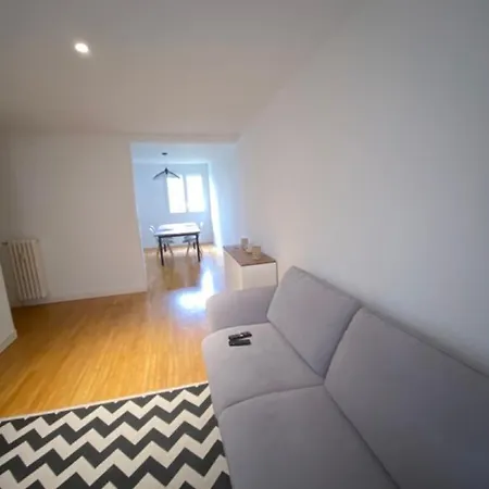 Very Bright And Quiet Cocoon Near Downtown Apartment